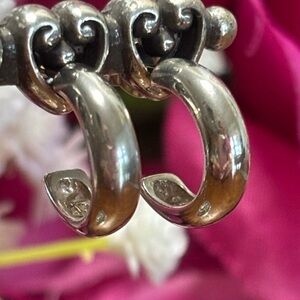 Silpada Sterling Silver Vintage Small ‘Simple Cool’ Hoop Earrings P0574